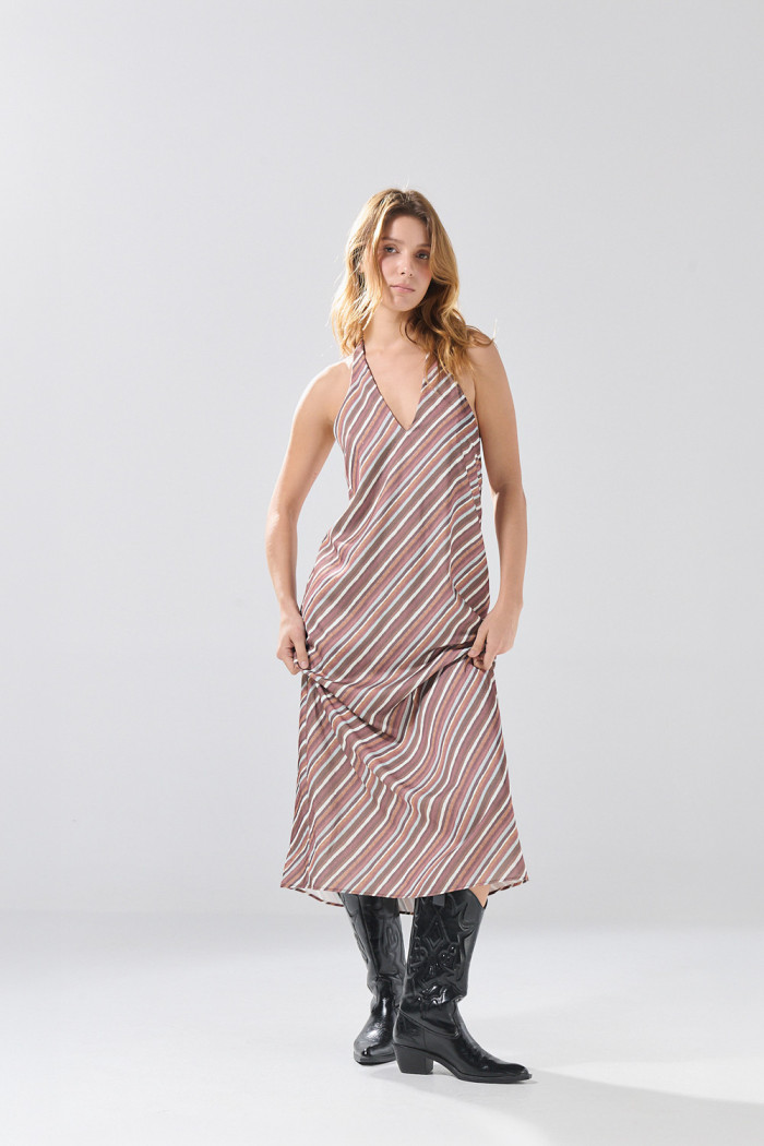 Vestido largo café oscuro con diseños estampados
