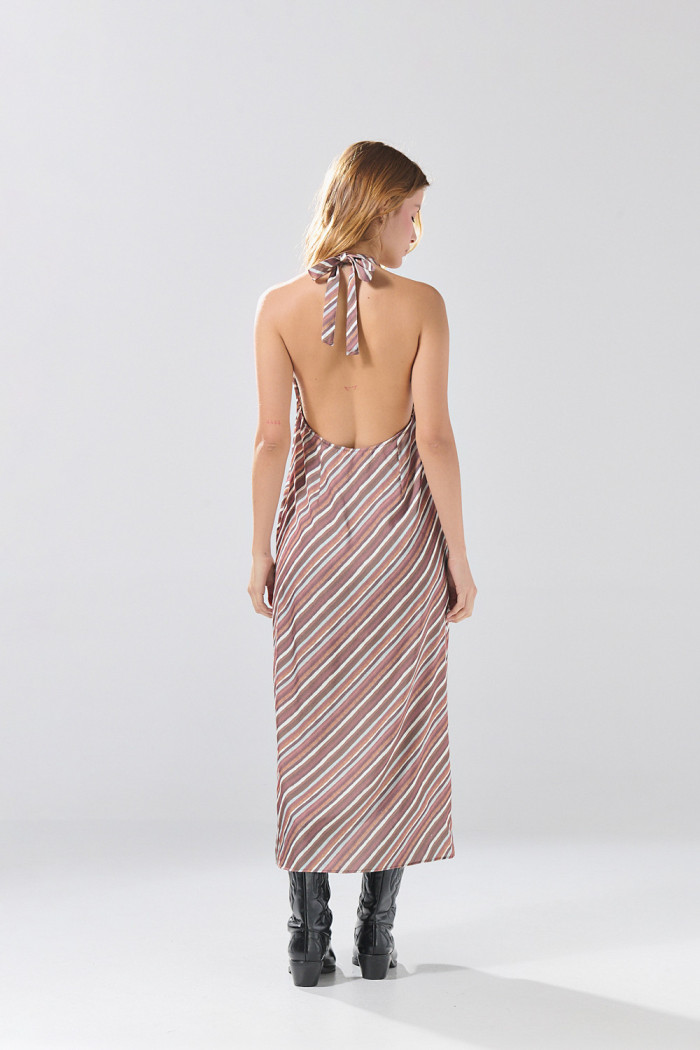 Vestido largo café oscuro con diseños estampados
