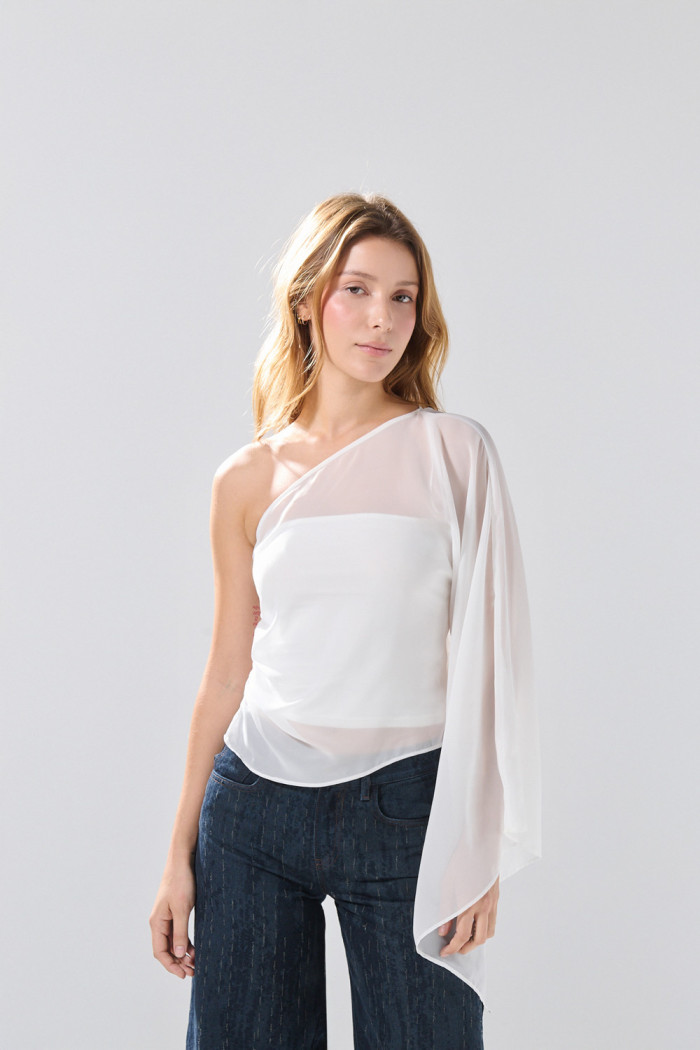 Blusa crema clara manga corta con escote asimétrico
