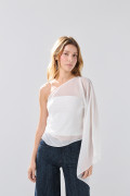 Blusa crema clara manga corta con escote asimétrico
