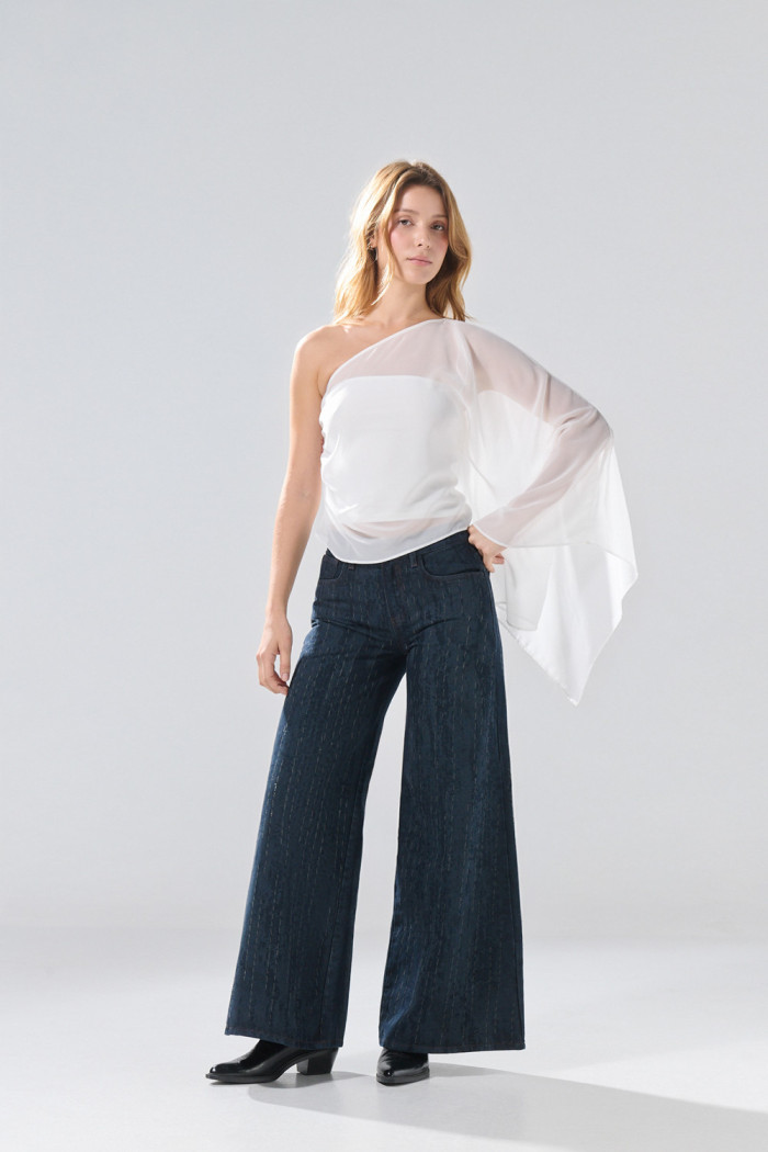 Blusa crema clara manga corta con escote asimétrico
