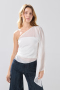 Blusa crema clara manga corta con escote asimétrico
