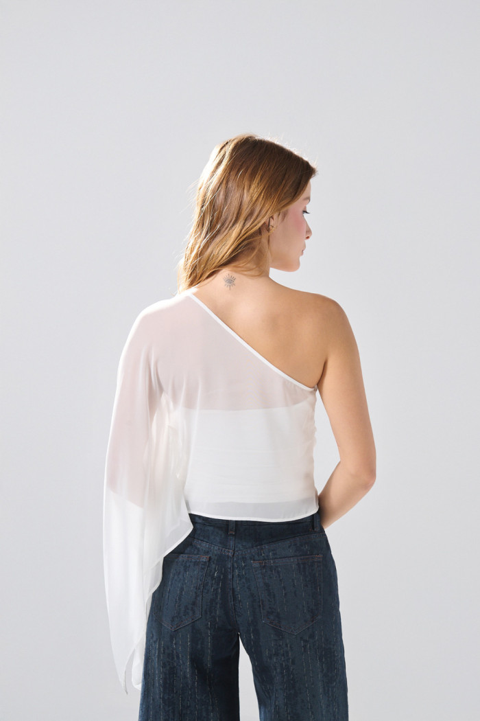 Blusa crema clara manga corta con escote asimétrico

