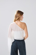 Blusa crema clara manga corta con escote asimétrico
