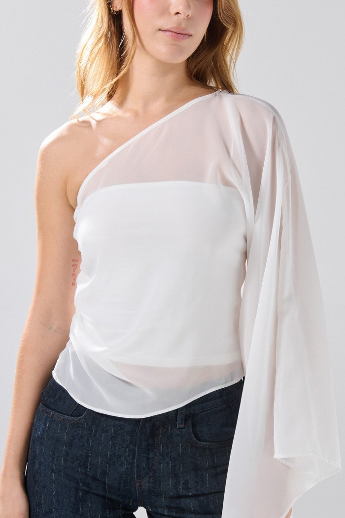 Blusa crema clara manga corta con escote asimétrico

