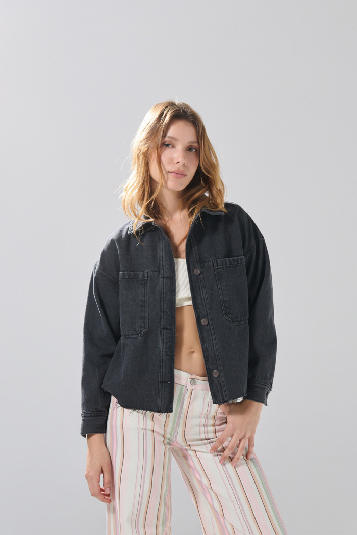 Chaqueta oversize de jean gris intensa con apliques metálicos
