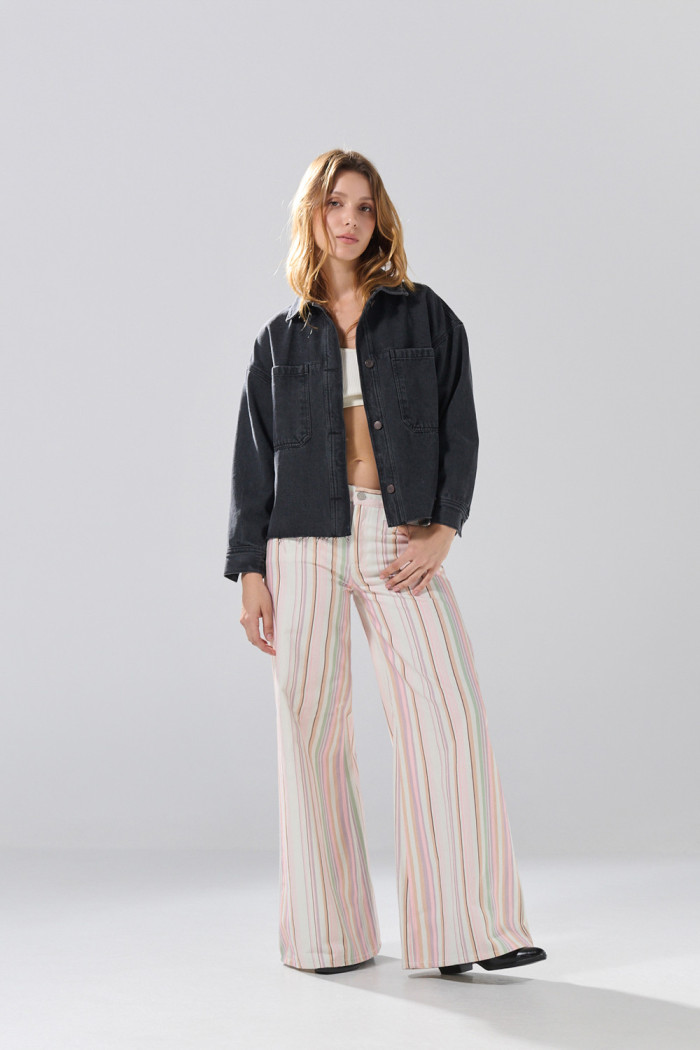 Chaqueta oversize de jean gris intensa con apliques metálicos
