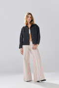 Chaqueta oversize de jean gris intensa con apliques metálicos
