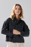 Chaqueta oversize de jean gris intensa con apliques metálicos
