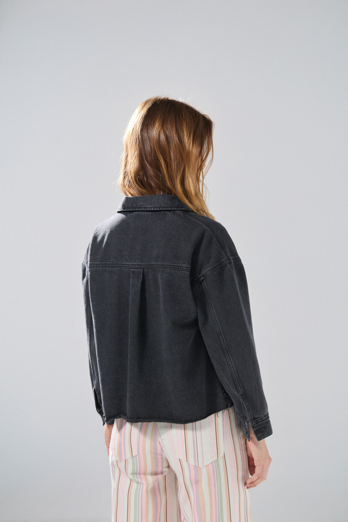 Chaqueta oversize de jean gris intensa con apliques metálicos

