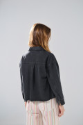 Chaqueta oversize de jean gris intensa con apliques metálicos
