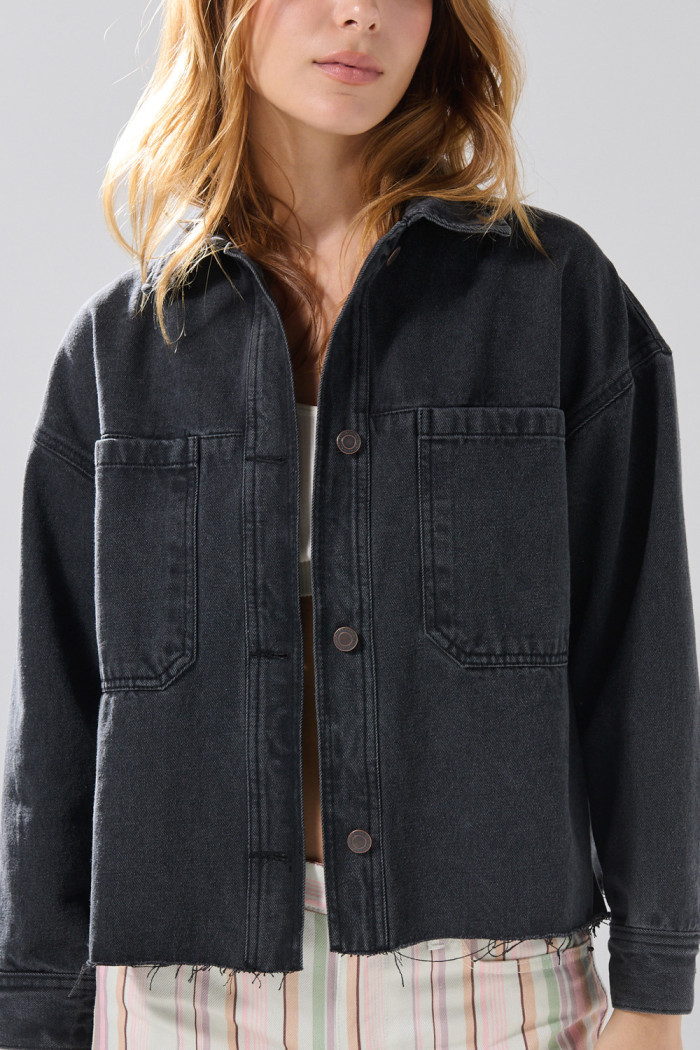 Chaqueta oversize de jean gris intensa con apliques metálicos
