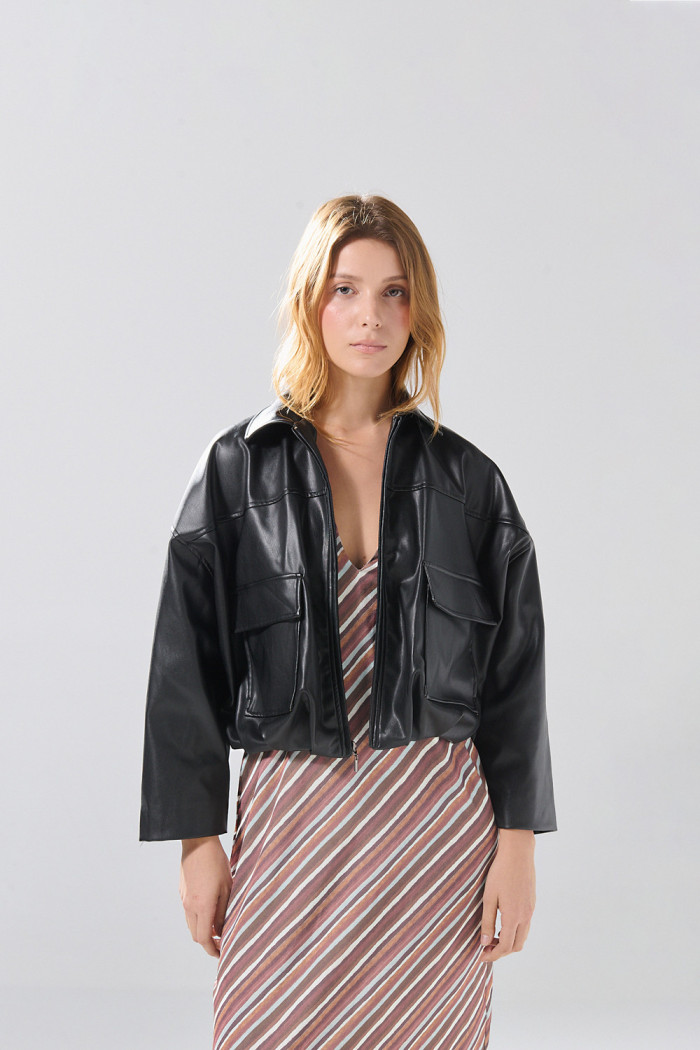 Chaqueta cuello trucker negra en PU de Boho Club
