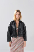 Chaqueta cuello trucker negra en PU de Boho Club
