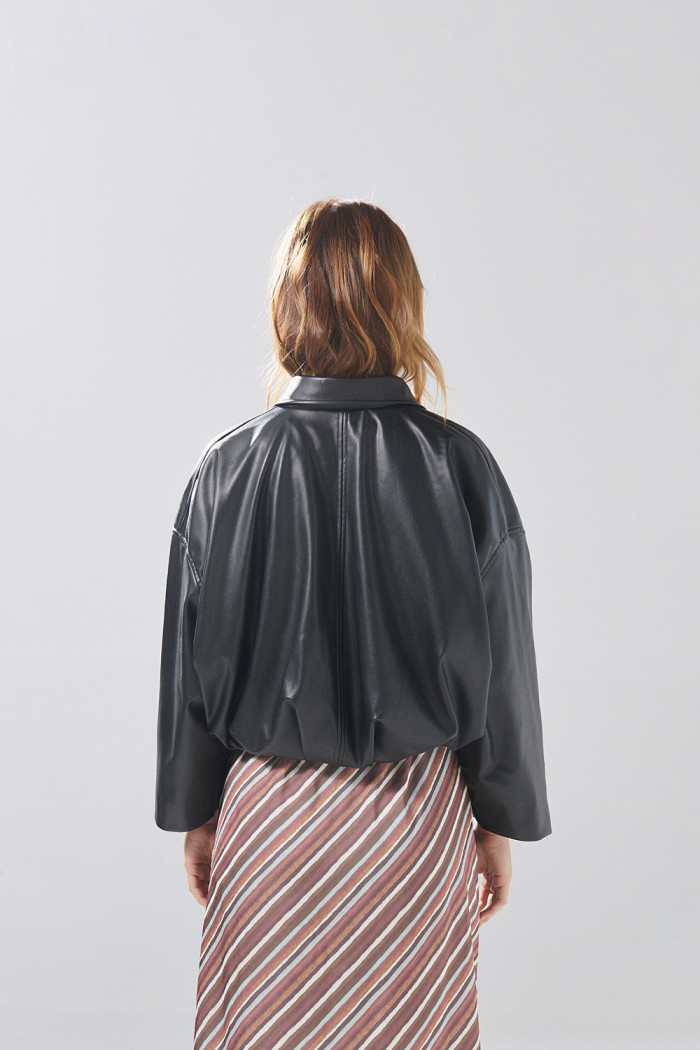 Chaqueta cuello trucker negra en PU de Boho Club
