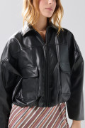 Chaqueta cuello trucker negra en PU de Boho Club
