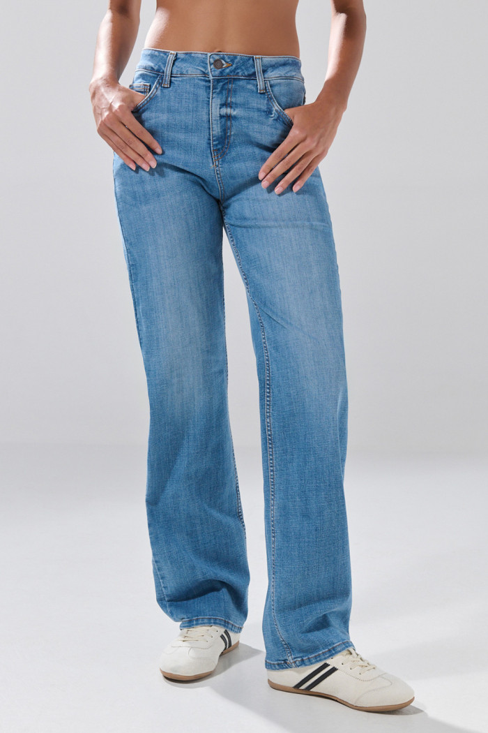 Jean azul medio straight leg con bota recta y 5 bolsillos

