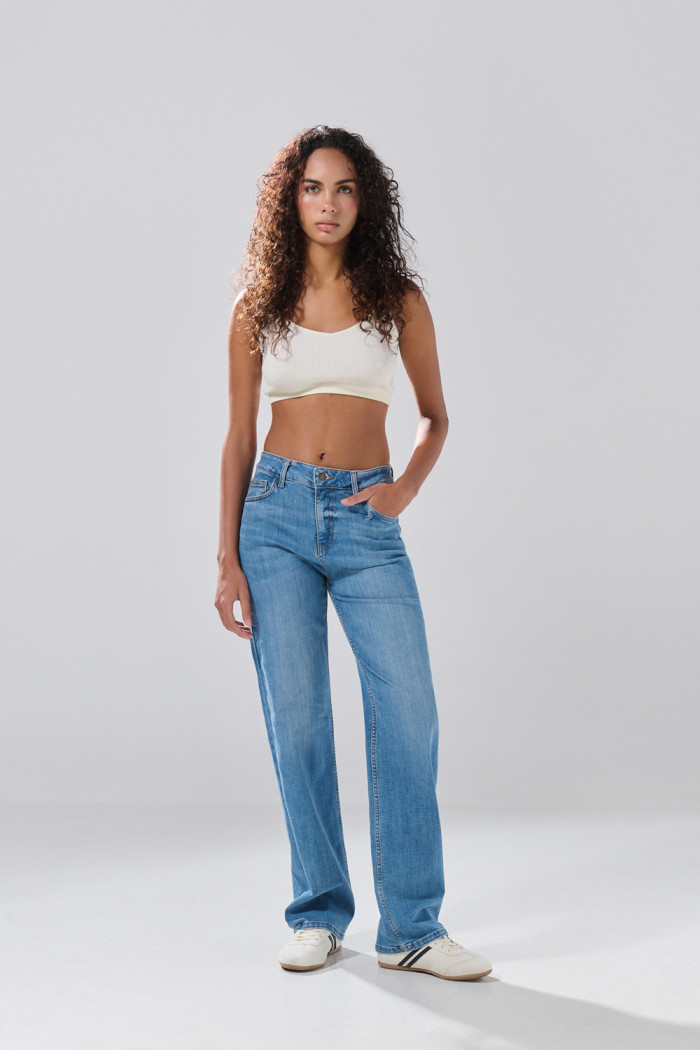 Jean azul medio straight leg con bota recta y 5 bolsillos
