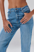 Jean azul medio straight leg con bota recta y 5 bolsillos
