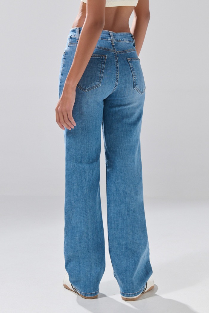 Jean azul medio straight leg con bota recta y 5 bolsillos

