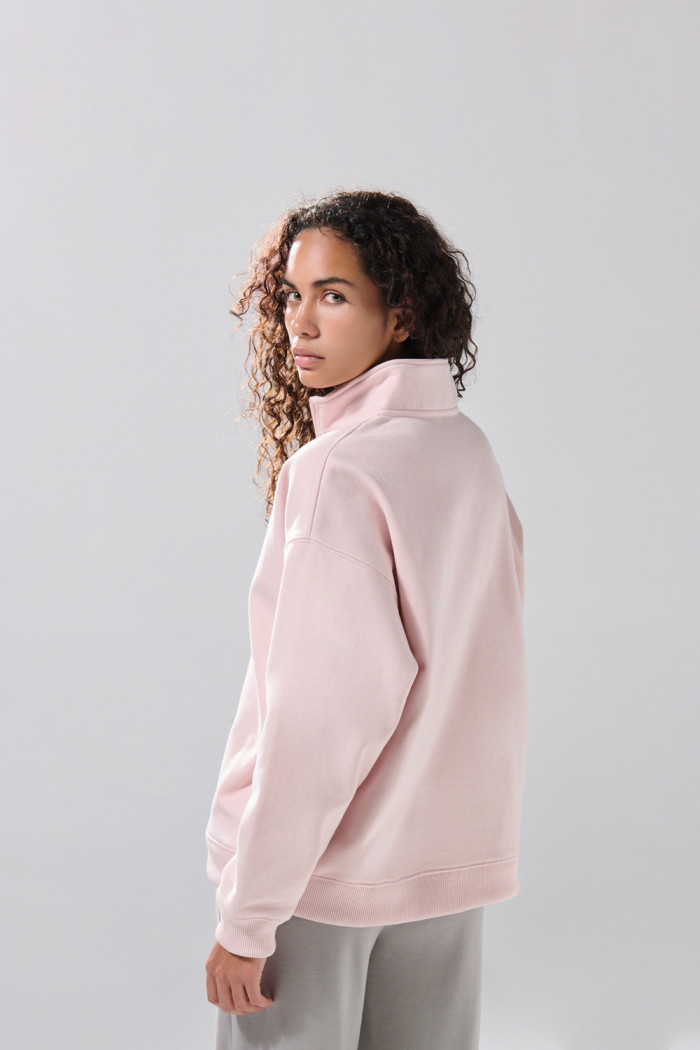 Buzo oversize cuello sport unicolor con cremallera
