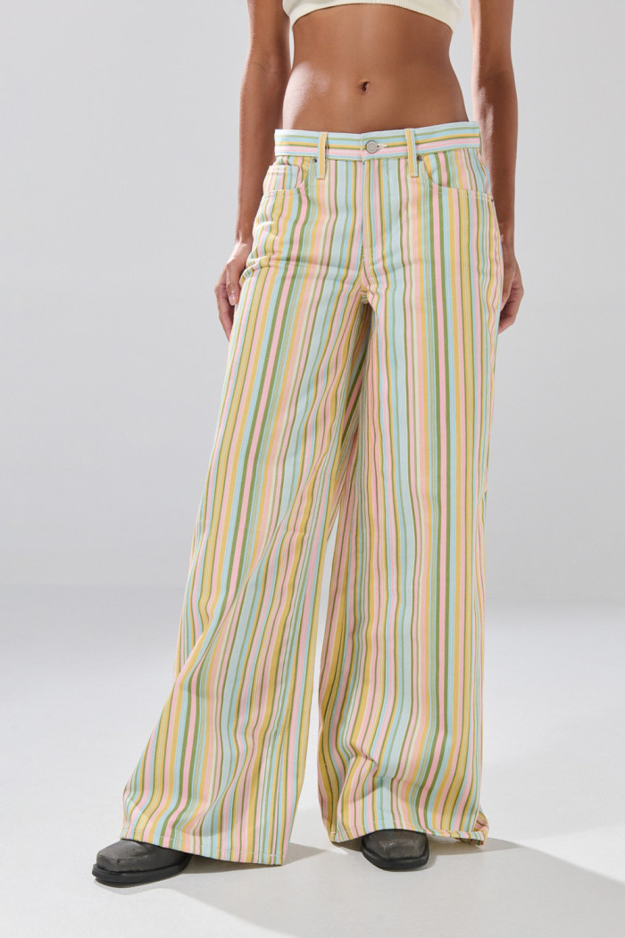 Jean open leg crema claro con rayas coloridas y bota ancha
