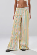 Jean open leg crema claro con rayas coloridas y bota ancha
