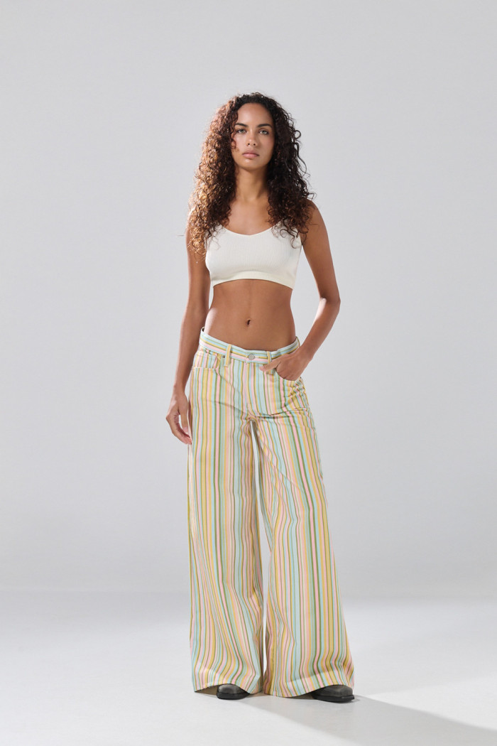 Jean open leg crema claro con rayas coloridas y bota ancha
