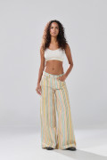 Jean open leg crema claro con rayas coloridas y bota ancha
