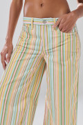 Jean open leg crema claro con rayas coloridas y bota ancha

