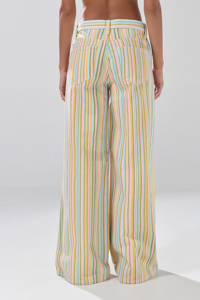Jean open leg crema claro con rayas coloridas y bota ancha
