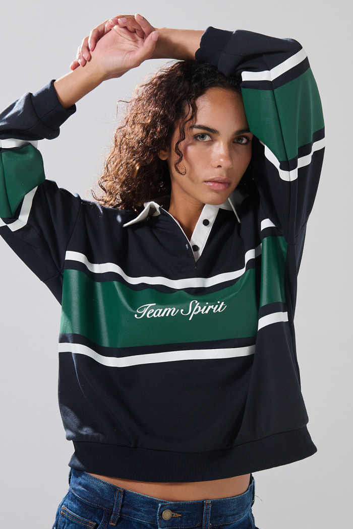 Buzo cuello polo azul intenso con arte college oversize
