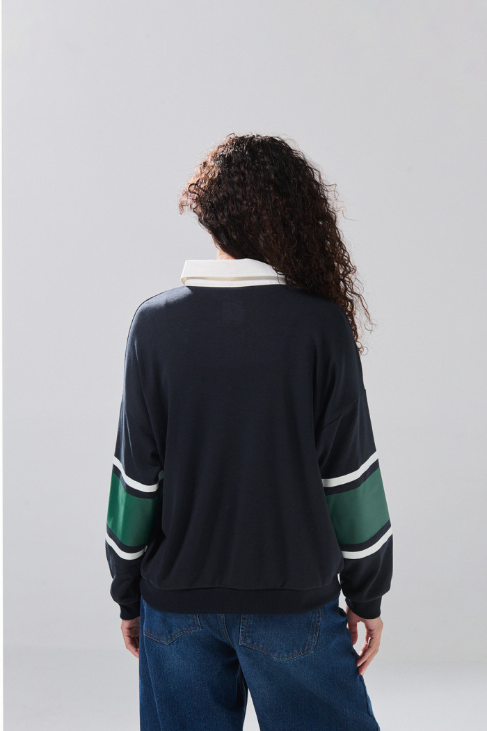 Buzo cuello polo azul intenso con arte college oversize
