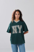 Camiseta cuello V oversize verde oscura con artes college
