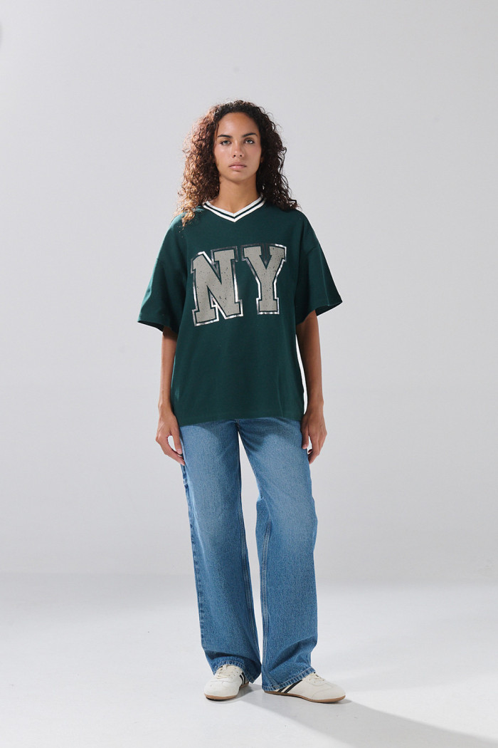 Camiseta cuello V oversize verde oscura con artes college
