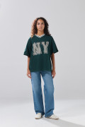 Camiseta cuello V oversize verde oscura con artes college

