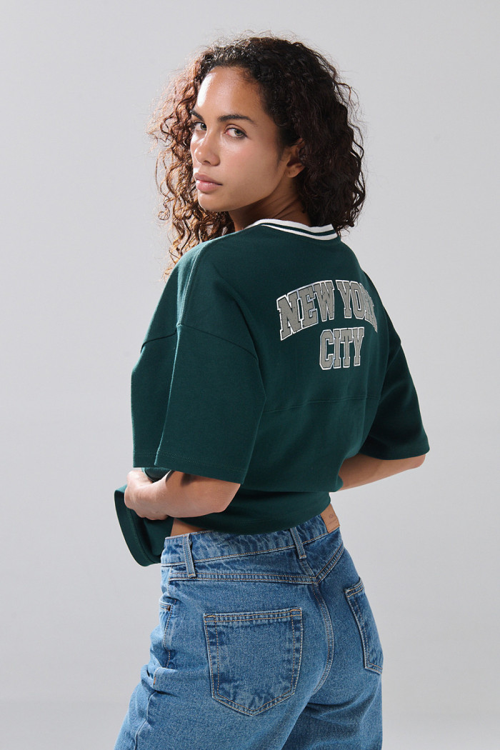 Camiseta cuello V oversize verde oscura con artes college
