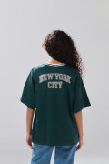 Camiseta cuello V oversize verde oscura con artes college
