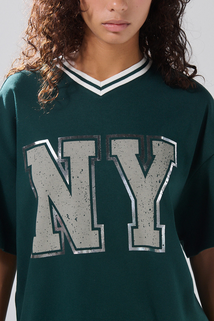 Camiseta cuello V oversize verde oscura con artes college
