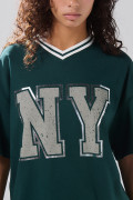 Camiseta cuello V oversize verde oscura con artes college
