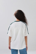Camiseta crema oversize cuello V con estampado college
