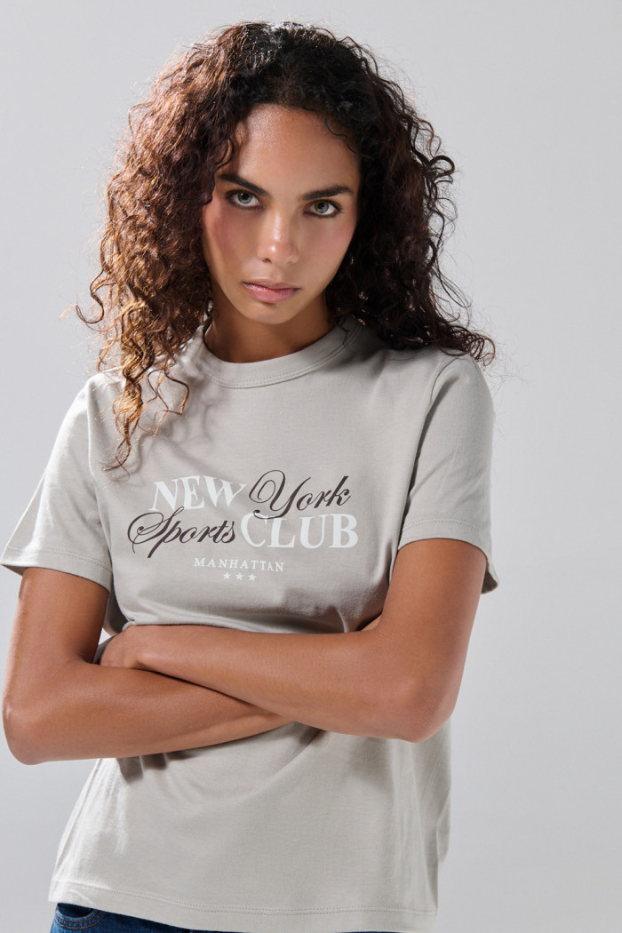 Camiseta gris en algodón manga corta con arte college
