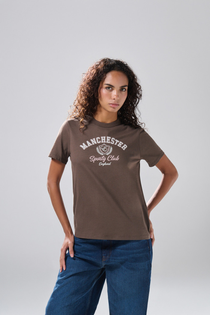 Camiseta café oscura manga corta con arte college
