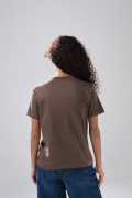 Camiseta café oscura manga corta con arte college
