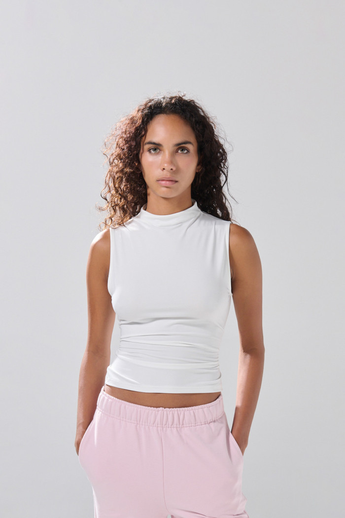 Camiseta cuello alto unicolor con manga sisa

