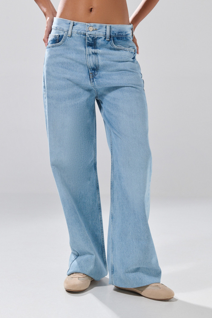 Jean baggy infaltables azul claro con bota ancha y bolsillos
