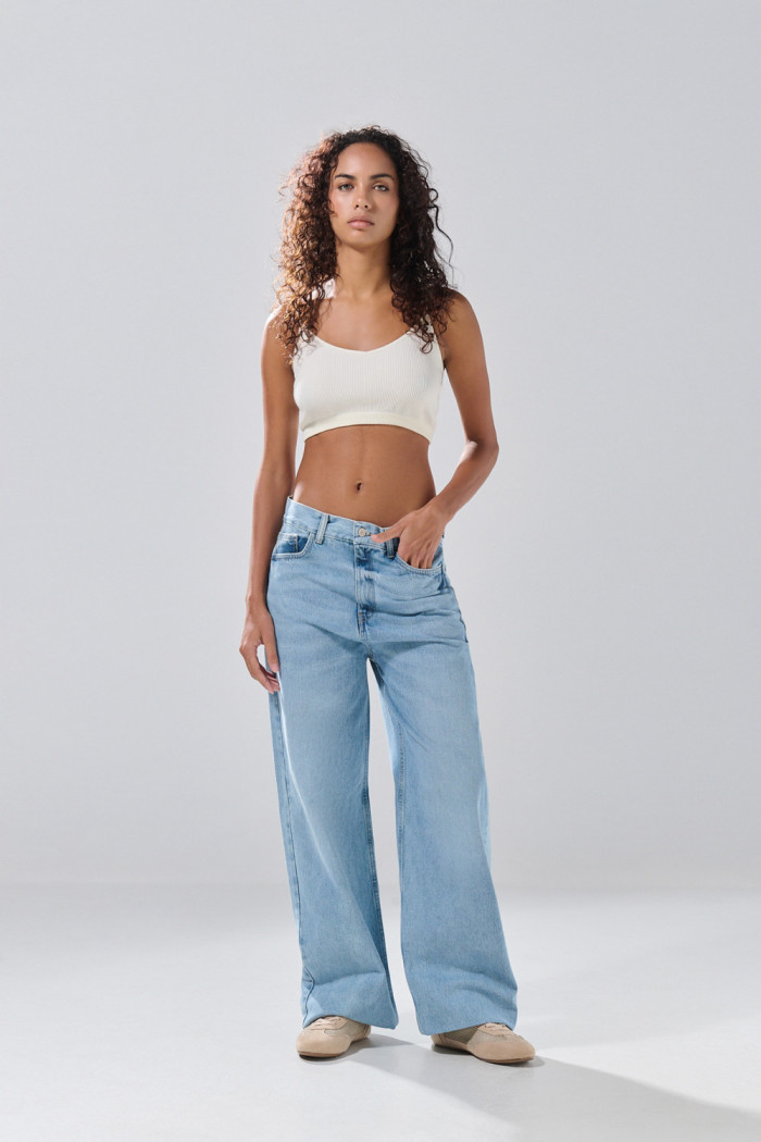 Jean baggy infaltables azul claro con bota ancha y bolsillos
