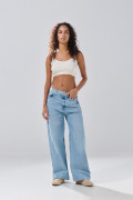 Jean baggy infaltables azul claro con bota ancha y bolsillos
