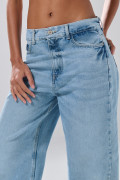 Jean baggy infaltables azul claro con bota ancha y bolsillos
