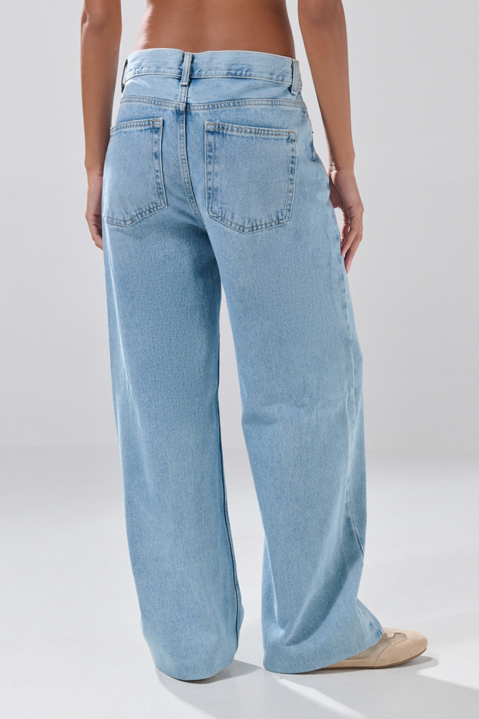 Jean baggy infaltables azul claro con bota ancha y bolsillos
